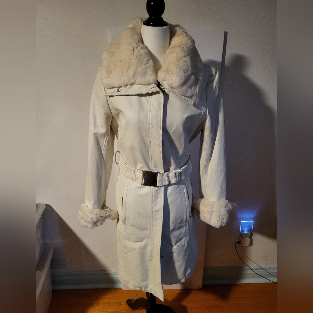 WHITE LEATHER/FUR DANIER COAT SIZE XS